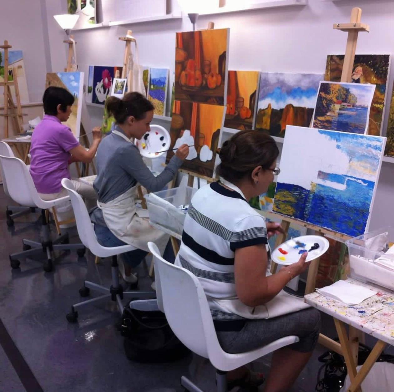 Hervé Teboul Art School — students painting in the studio